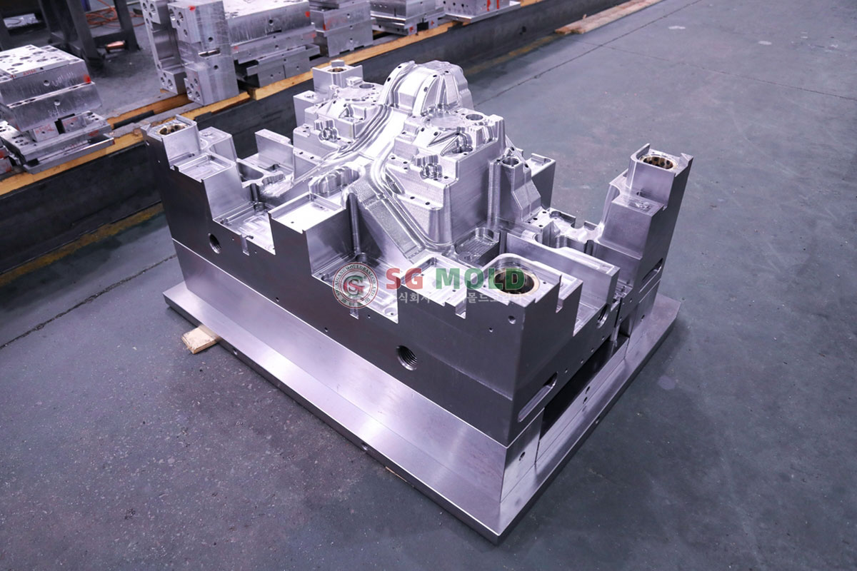 automobile headlight mold